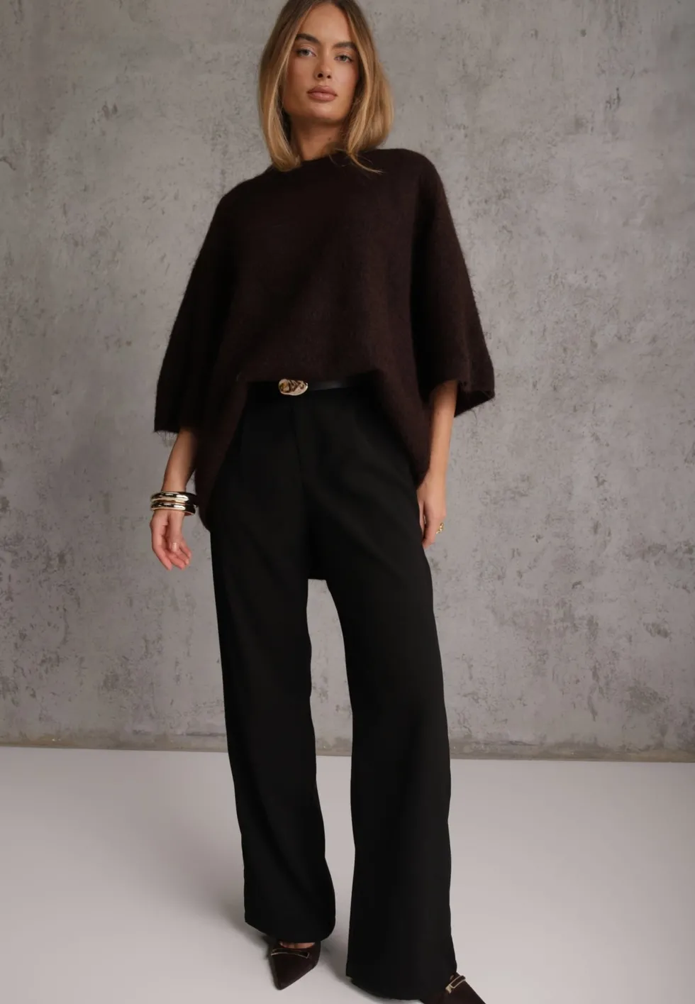 Brązowy Sweter Oversize z Wełną Szerokimi Rękawami i Długim Włosiem Veniorre