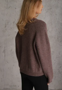 Brązowy Sweter ze Szpiczastym Dekoltem Labra