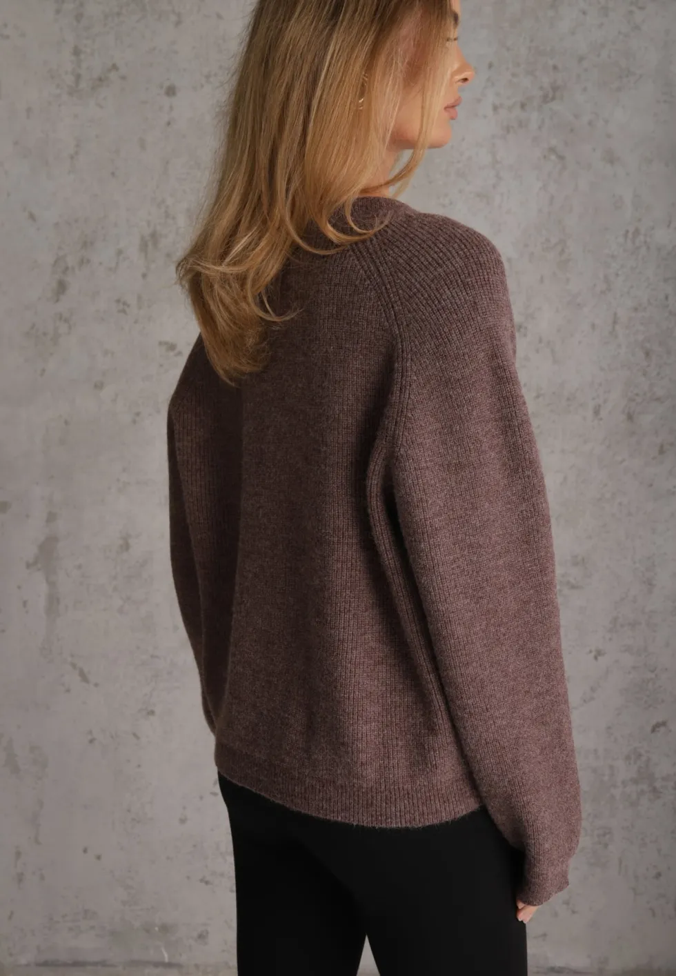 Brązowy Sweter ze Szpiczastym Dekoltem Labra