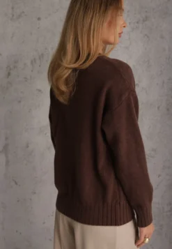 Brązowy Sweter z Haftowanymi Kwiatami Delfa