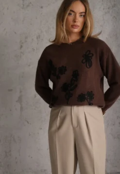 Brązowy Sweter z Haftowanymi Kwiatami Delfa