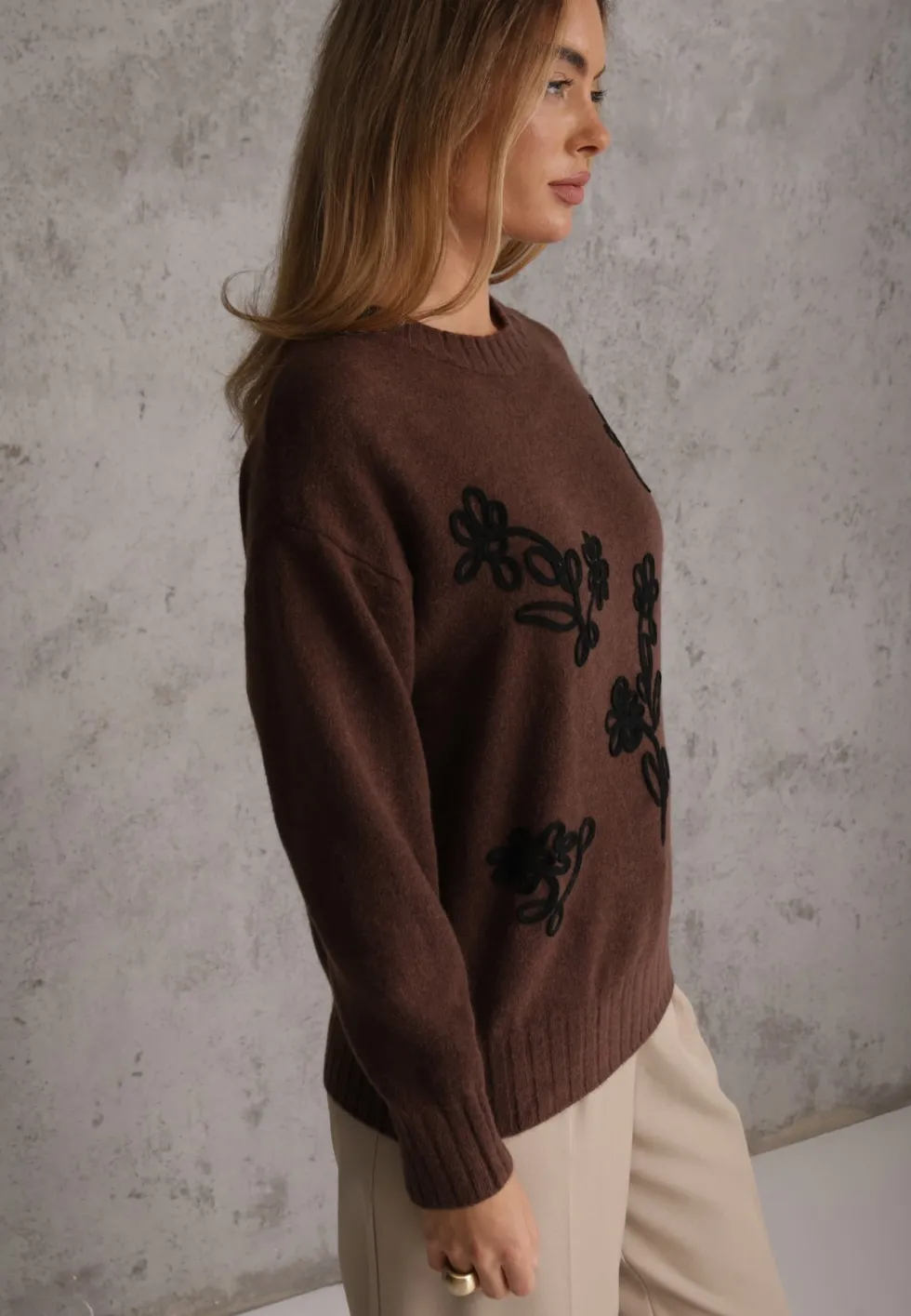 Brązowy Sweter z Haftowanymi Kwiatami Delfa