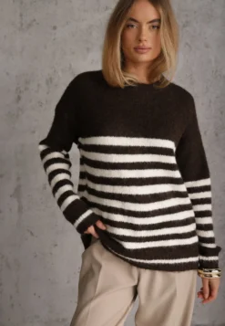 Brązowy Sweter Zimowy w Paski z Wełną Oversize Feoriada