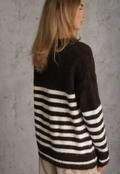 Brązowy Sweter Zimowy w Paski z Wełną Oversize Feoriada