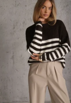 Brązowy Sweter Zimowy w Paski z Wełną Oversize Feoriada