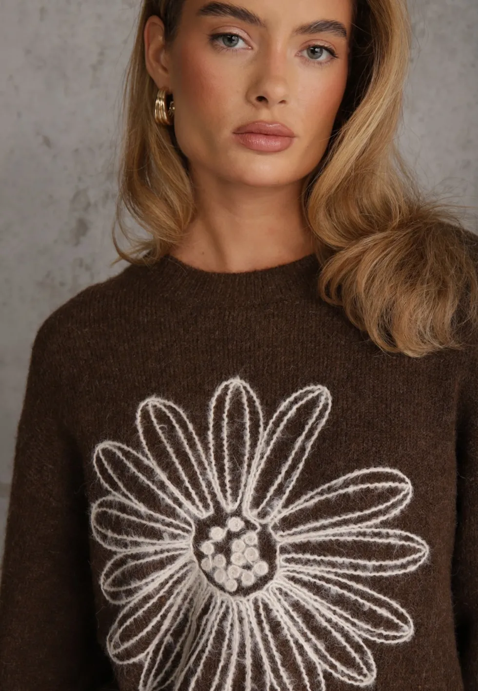 Brązowy Sweter z Wełną Bawełną i Kwiatowym Haftem Adetna