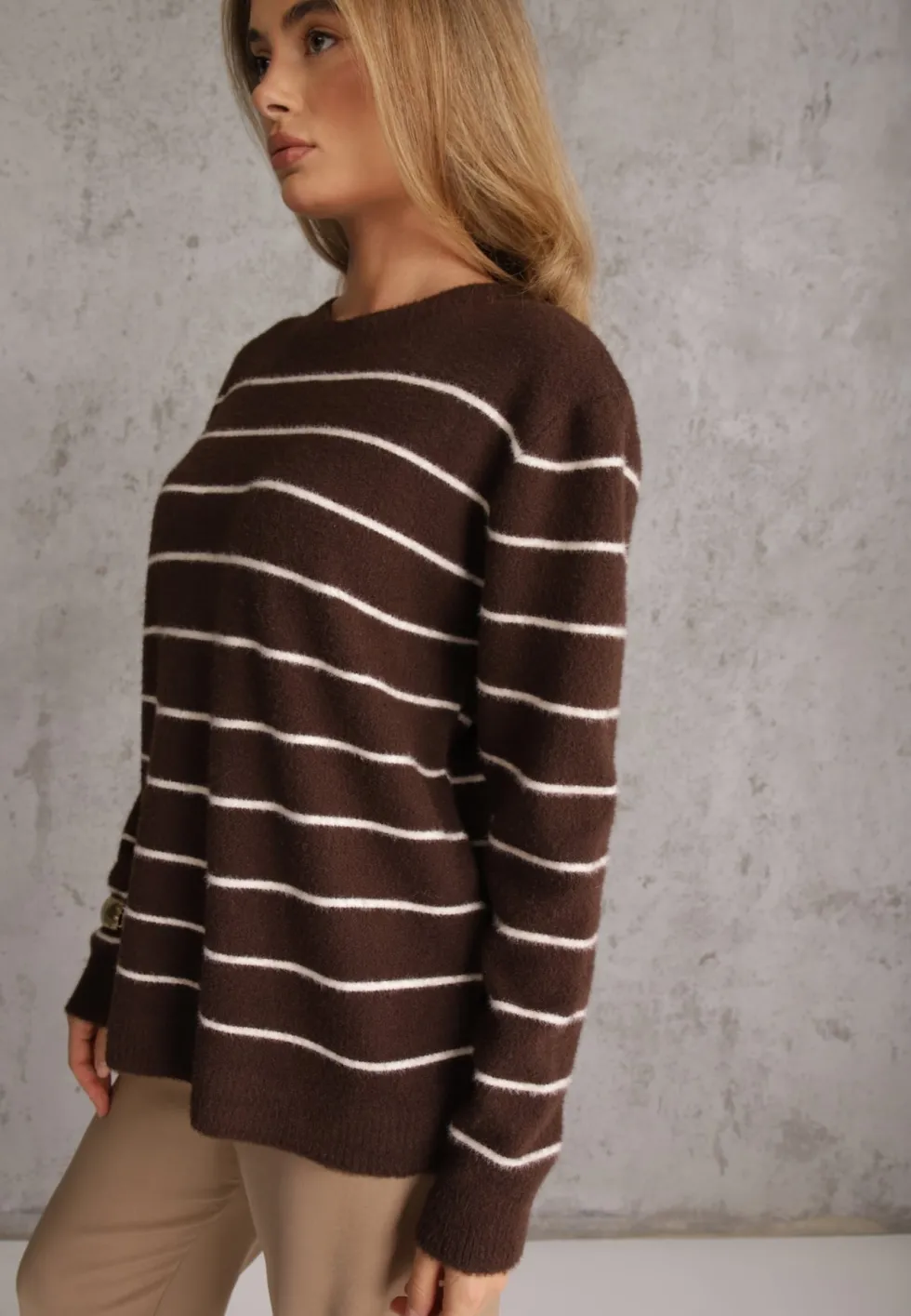 Brązowy Sweter z Wełną i Bawełną o Klasycznym Kroju w Drobne Prążki Rosal