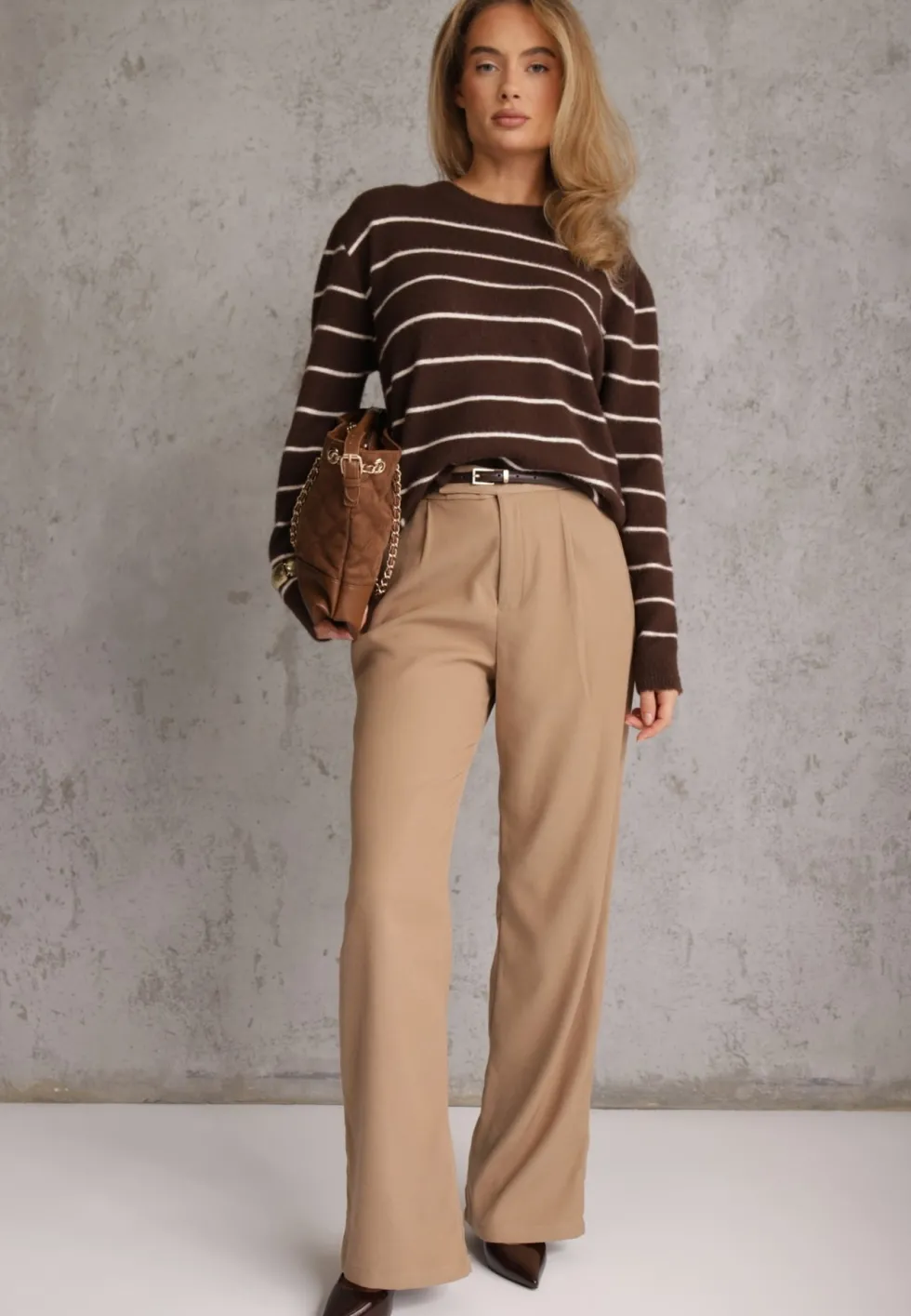 Brązowy Sweter z Wełną i Bawełną o Klasycznym Kroju w Drobne Prążki Rosal