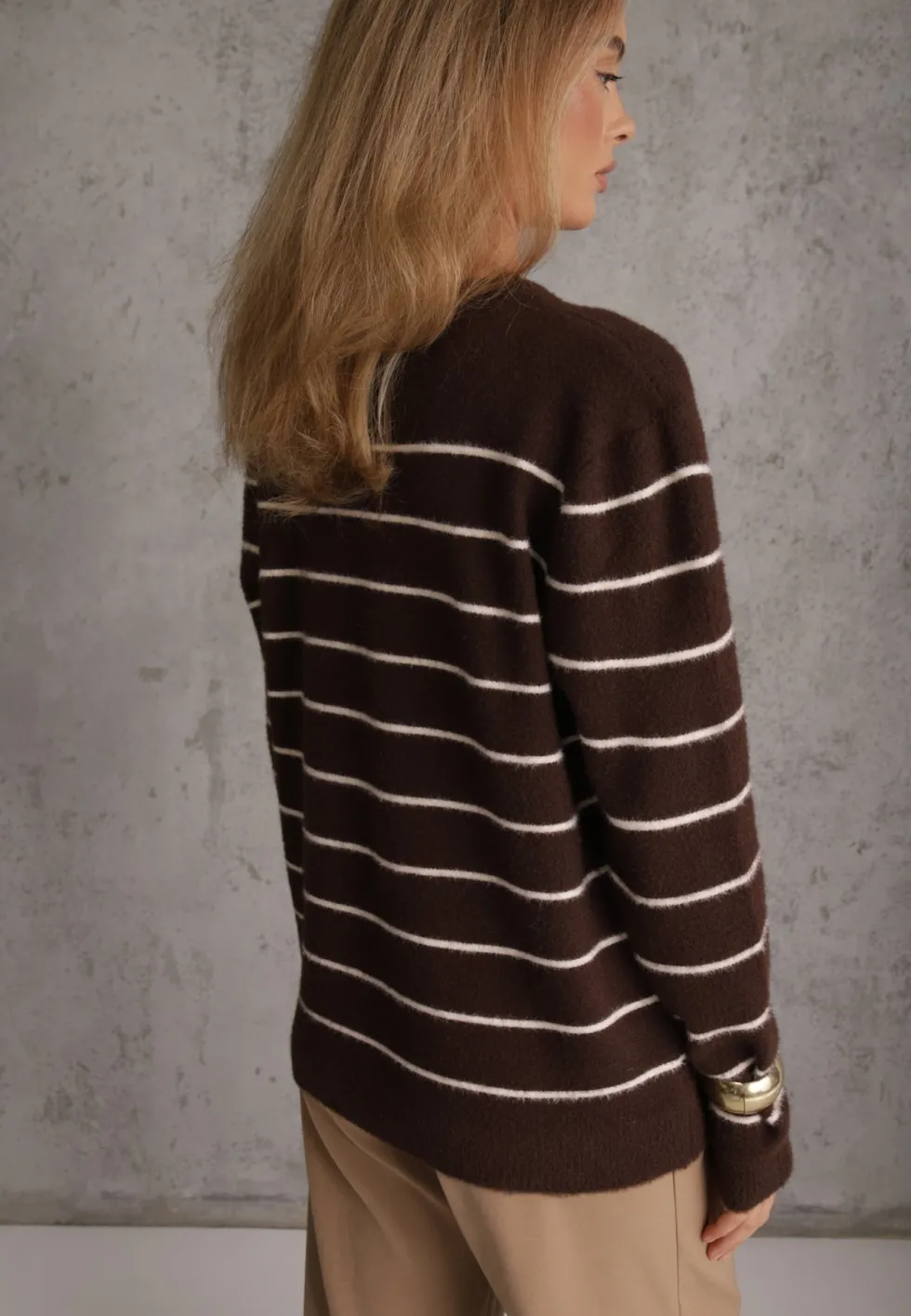 Brązowy Sweter z Wełną i Bawełną o Klasycznym Kroju w Drobne Prążki Rosal