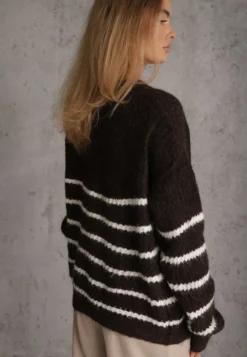 Brązowy Sweter z Wełną Oversize na Zimę w Poziome Paski Ulianna