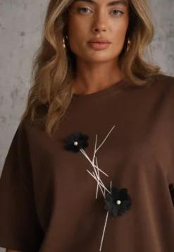 Brązowy Wiskozowy T-shirt Ozdobiony Kwiatami i Perełkami Muvine