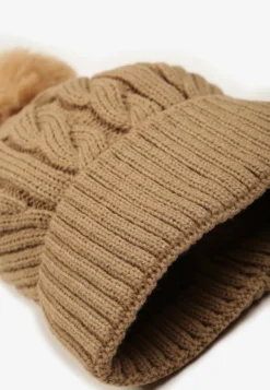 Ciemnobeżowa Czapka Typu Beanie Zdobiona Pomponem i Warkoczowym Splotem Ocieplana Futrem Zenedi