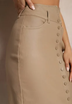 Ciemnobeżowa Spódnica z Imitacji Skóry High Waist z Rozcięciem i Napami z Przodu Asttia