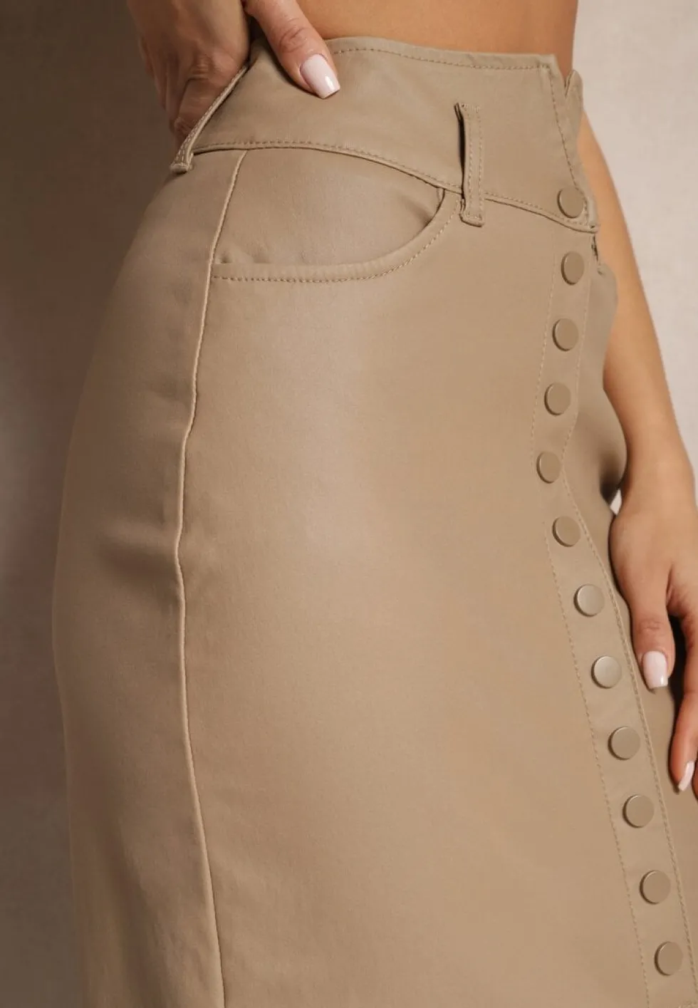 Ciemnobeżowa Spódnica z Imitacji Skóry High Waist z Rozcięciem i Napami z Przodu Asttia
