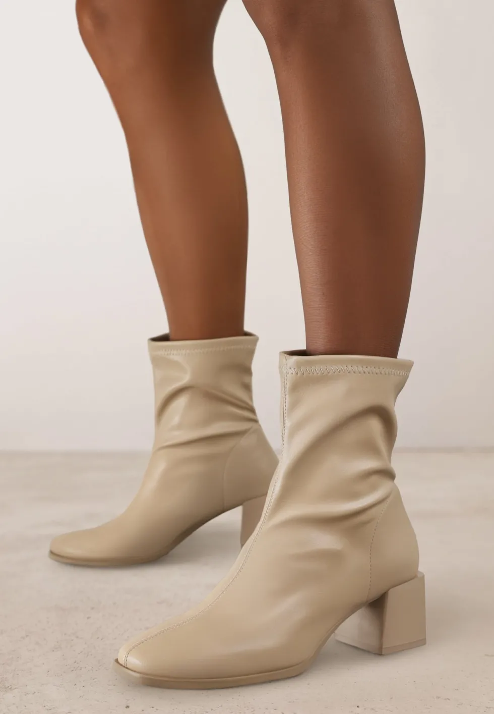 Ciemnobeżowe Botki na Niskim Słupku Sileurie