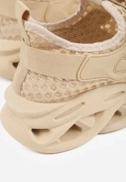 Ciemnobeżowe Buty Sportowe Sneakersy na Platformie Ozdobionej Tłoczeniem Teliriella