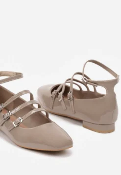 Ciemnobeżowe Czółenka Lakierowane na Płaskiej Podeszwie Wykończone Paseczkami i Sprzączkami Tinashira