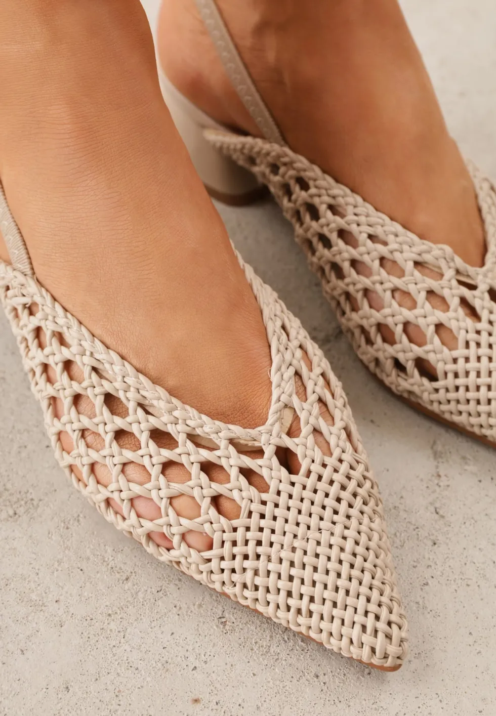 Ciemnobeżowe Czółenka VICES w typie Slingback z Ażurową Plecioną Cholewką na Słupku Chelvianna