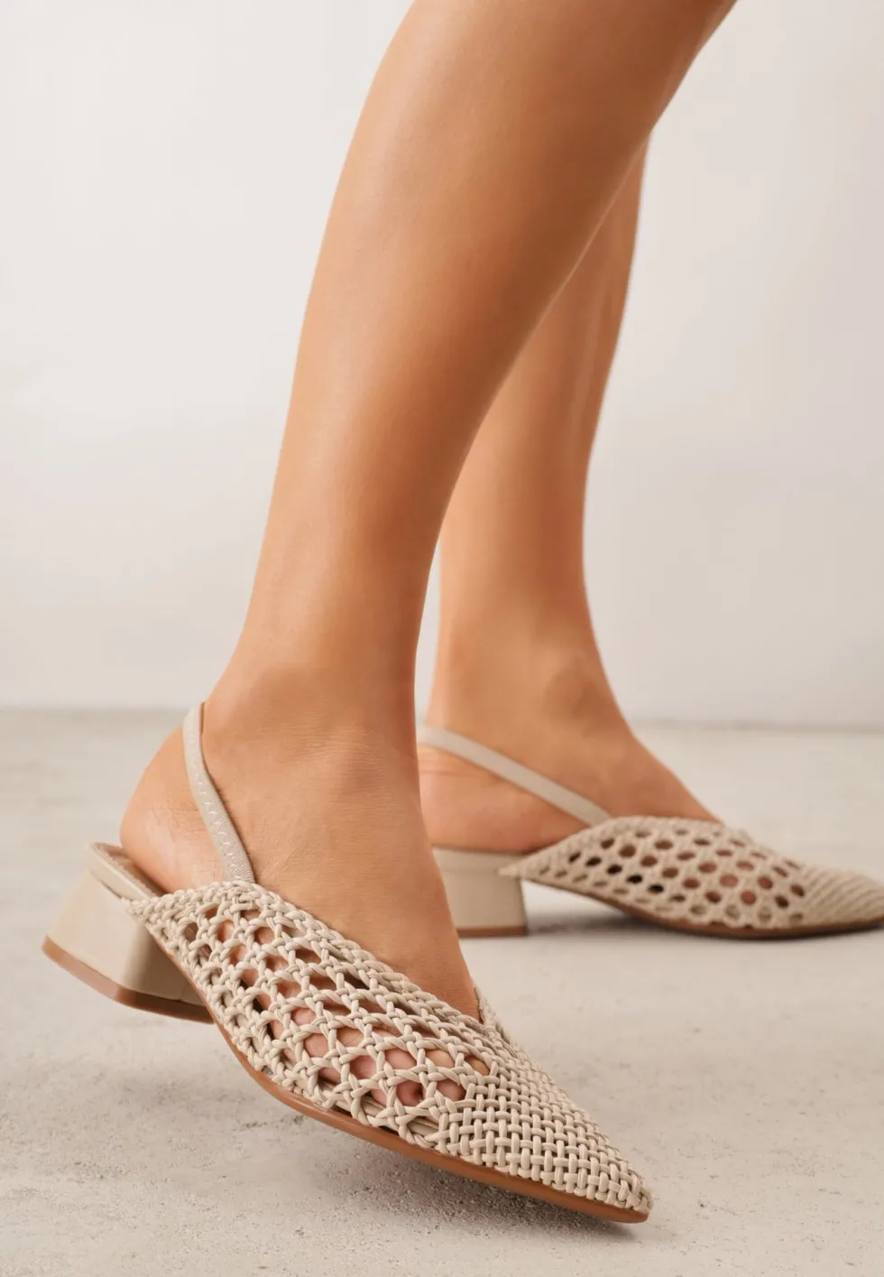 Ciemnobeżowe Czółenka VICES w typie Slingback z Ażurową Plecioną Cholewką na Słupku Chelvianna