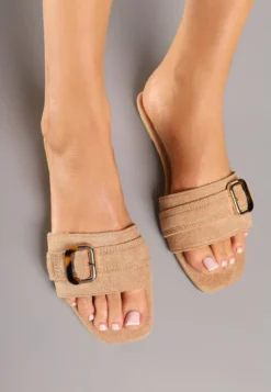 Ciemnobeżowe Klapki ze Ściętym Noskiem i Klamerką Halorine