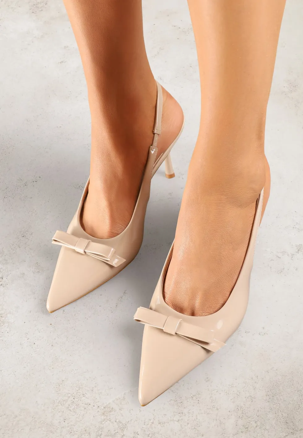 Ciemnobeżowe Lakierowane Sandały Szpilki Vices Typu Slingback z Kokardą Dorozia
