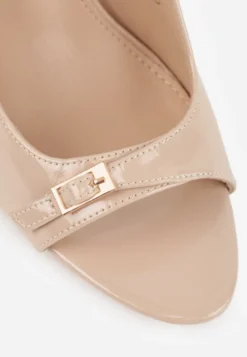 Ciemnobeżowe Sandały Lakierowane VICES na Szpilce Slingback z Metaliczną Klamrą Harmonia