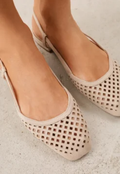Ciemnobeżowe Sandały Slingback z Kwadratowym Noskiem i Ażurową Cholewką Jurria