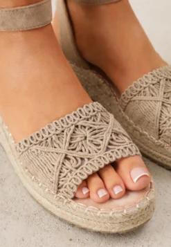 Ciemnobeżowe Sandały VICES na Koturnie z Plecionką w Stylu Boho Petrallea