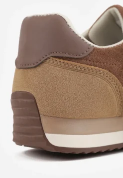Ciemnobeżowe Sneakersy Basic z Imitacji Zamszu Ozdobione Przeszyciami Nethe