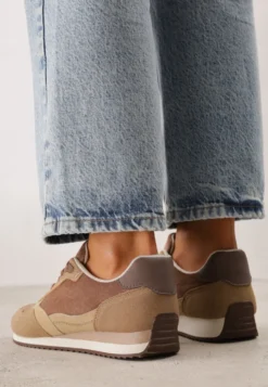 Ciemnobeżowe Sneakersy Basic z Imitacji Zamszu Ozdobione Przeszyciami Nethe