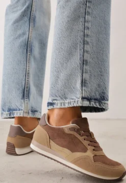 Ciemnobeżowe Sneakersy Basic z Imitacji Zamszu Ozdobione Przeszyciami Nethe