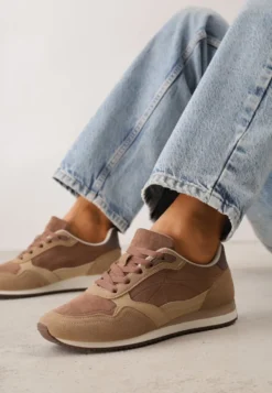 Ciemnobeżowe Sneakersy Basic z Imitacji Zamszu Ozdobione Przeszyciami Nethe