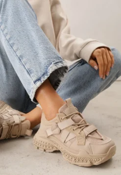 Ciemnobeżowe Sneakersy Chunky na Tłoczonej Platformie z Naszywką w Kształcie Serca Chylera