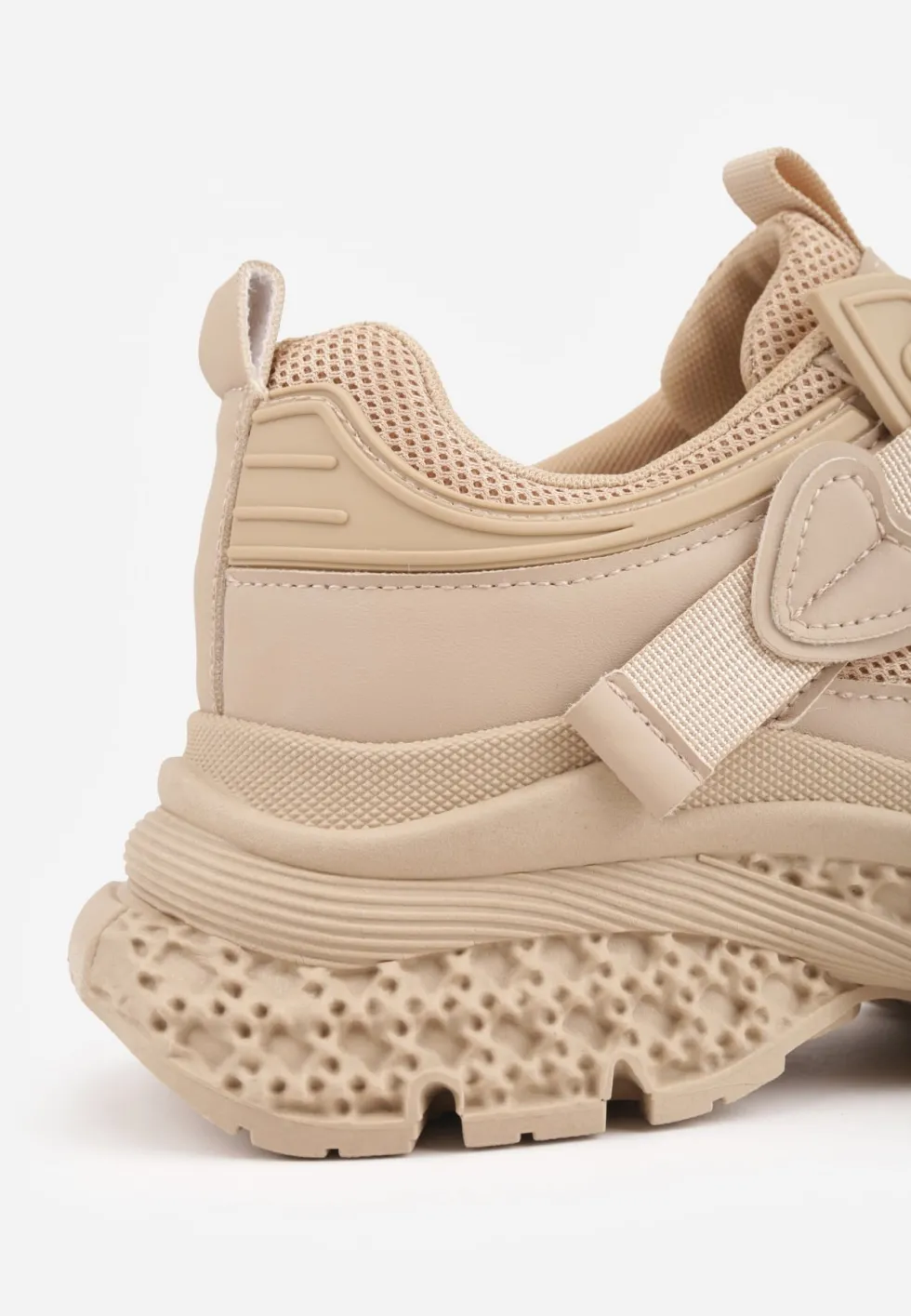Ciemnobeżowe Sneakersy Chunky na Tłoczonej Platformie z Naszywką w Kształcie Serca Chylera