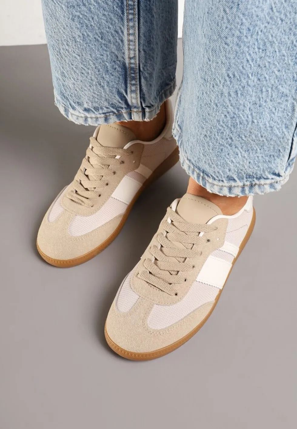 Ciemnobeżowe Sneakersy na Kauczukowej Podeszwie Ozdobione Paskami Emidi