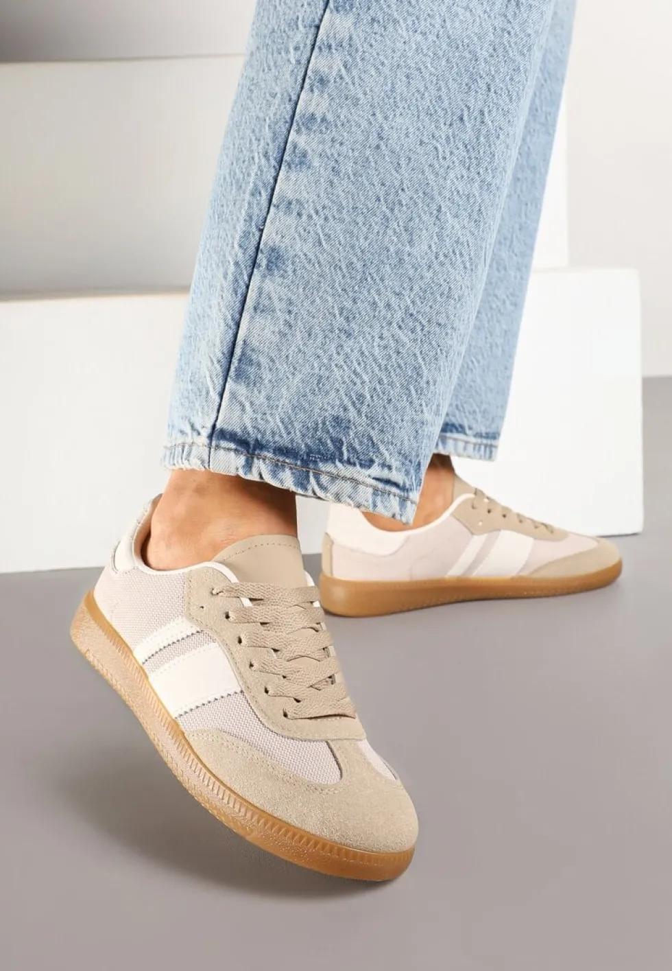 Ciemnobeżowe Sneakersy na Kauczukowej Podeszwie Ozdobione Paskami Emidi