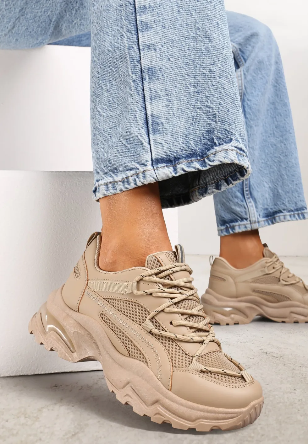 Ciemnobeżowe Sneakersy na Masywnej Podeszwie z Siateczkowym Wstawkami i Ozdobnymi Sznurówkami Ollavia
