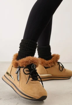 Ciemnobeżowe Sneakersy na Płaskiej Podeszwie z Napisem i Futerkiem Taricea