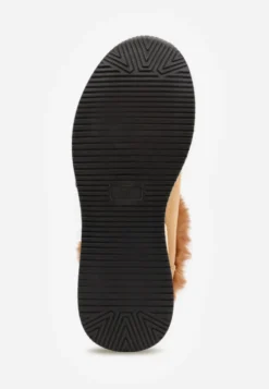 Ciemnobeżowe Sneakersy na Płaskiej Podeszwie z Napisem i Futerkiem Taricea