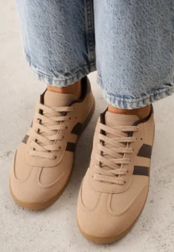 Ciemnobeżowe Sneakersy na Płaskiej Podeszwie z Paskami Jereria