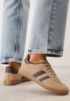 Ciemnobeżowe Sneakersy na Płaskiej Podeszwie z Paskami Jereria