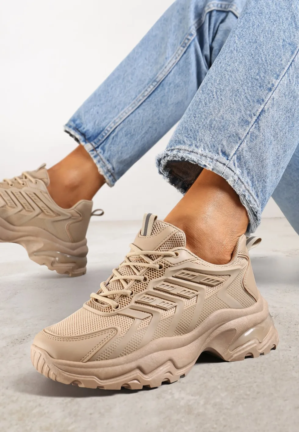 Ciemnobeżowe Sneakersy na Tłoczonej Podeszwie z Siateczkowymi Wstawkami Amrogia