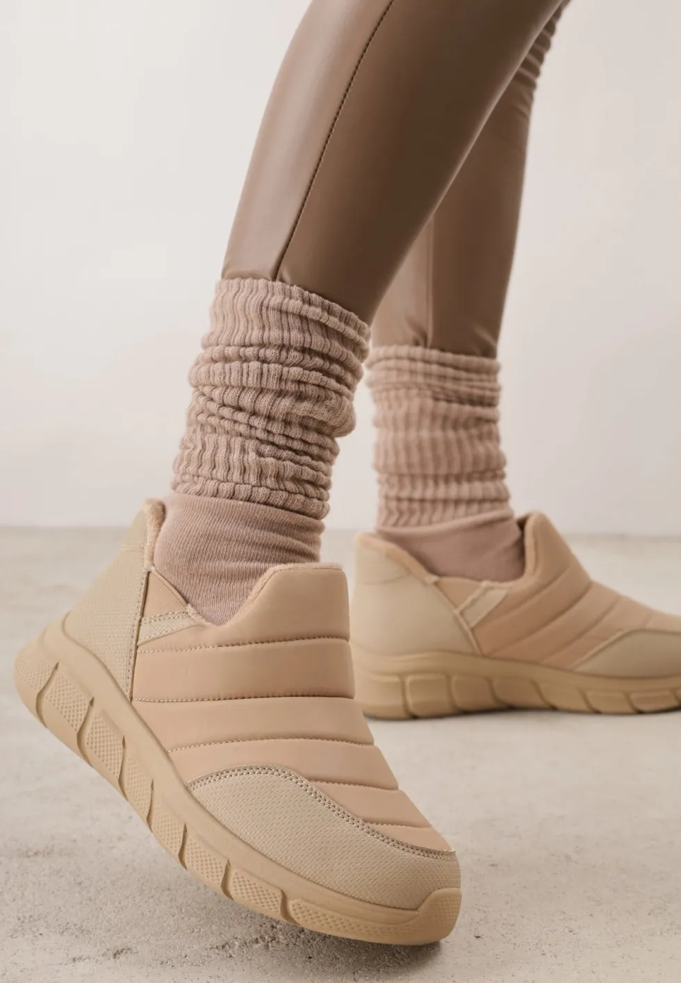 Ciemnobeżowe Sneakersy Śniegowce na Platformie z Tłoczeniem i Pikowaną Cholewką Vermina