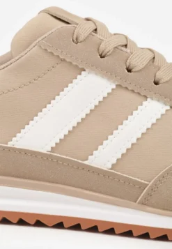 Ciemnobeżowe Sneakersy Ozdobione Dwoma Paskami Lannatea