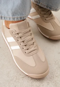 Ciemnobeżowe Sneakersy Ozdobione Dwoma Paskami Lannatea