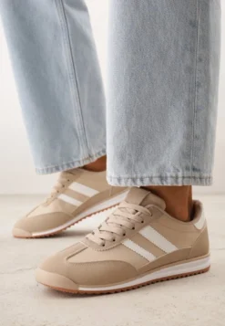 Ciemnobeżowe Sneakersy Ozdobione Dwoma Paskami Lannatea