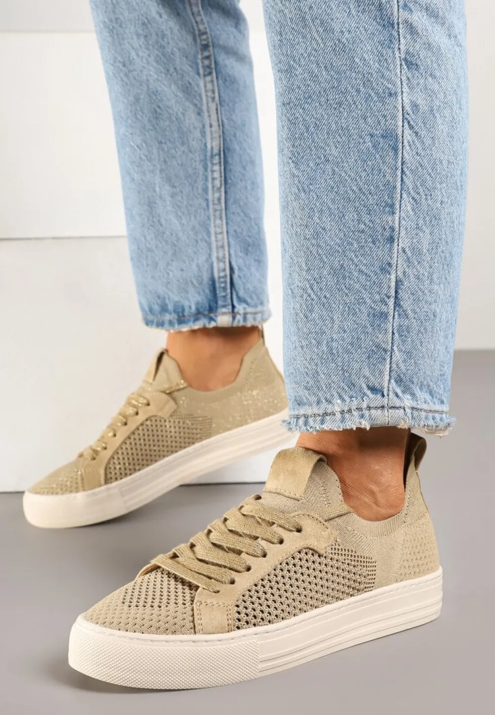 Ciemnobeżowe Sneakersy Ozdobione Siateczką Varlio