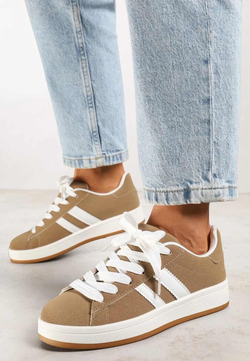Ciemnobeżowe Sneakersy Ozdobione Motywem Pasków Flortewi