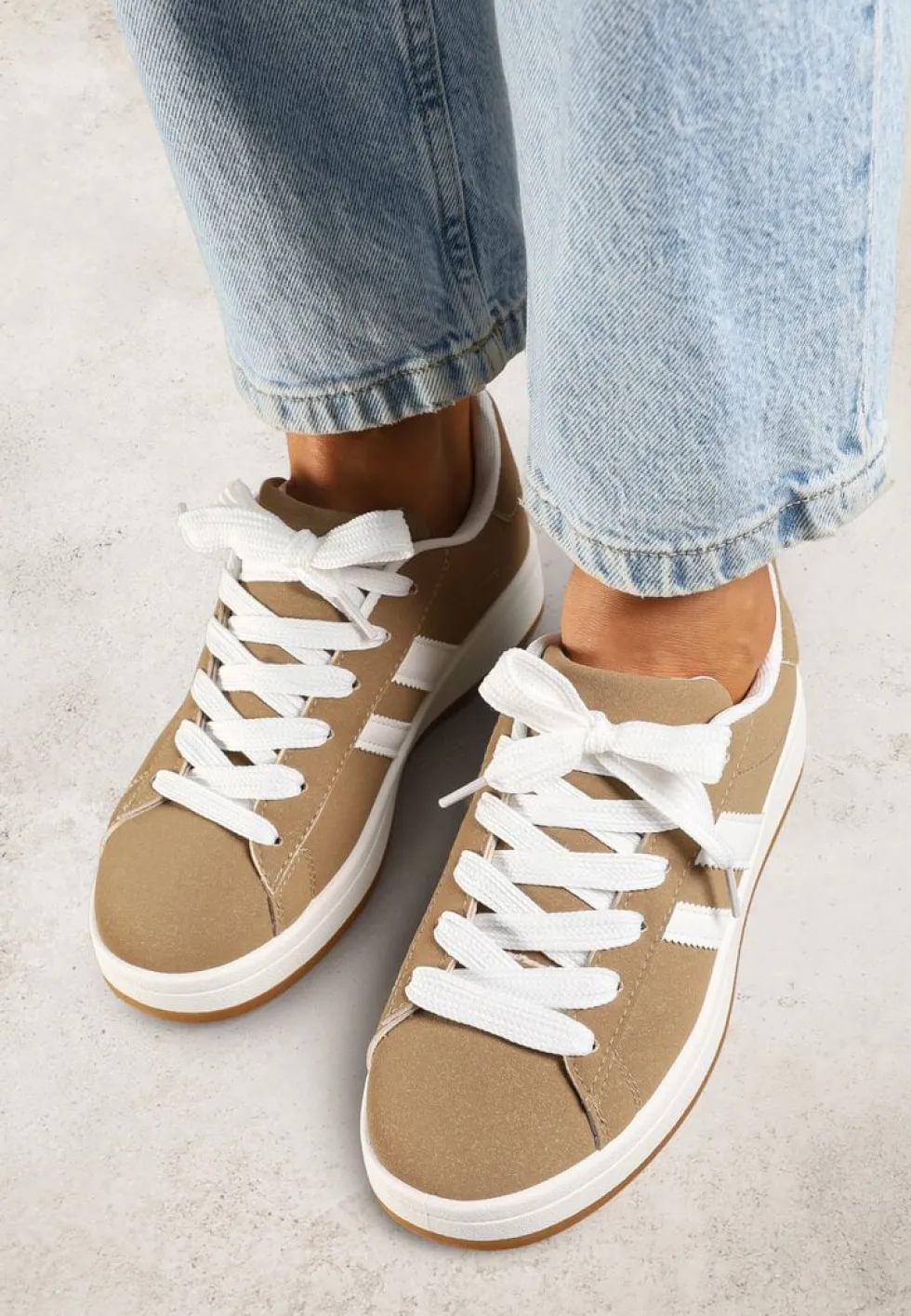 Ciemnobeżowe Sneakersy Ozdobione Motywem Pasków Flortewi
