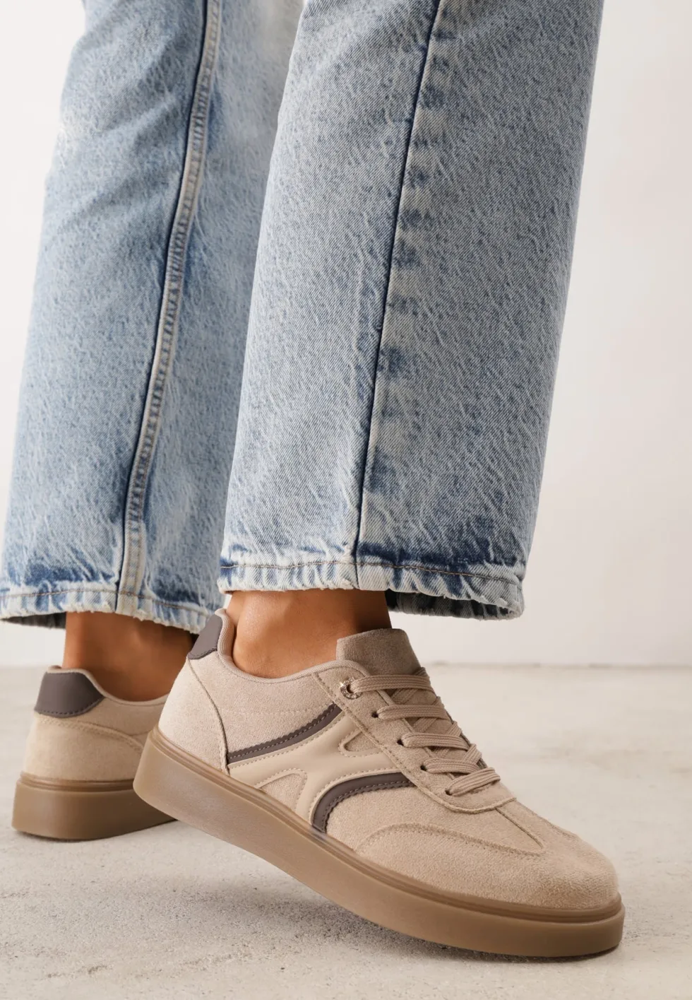 Ciemnobeżowe Sneakersy przed Kostkę z Ozdobnymi Detalami Emmasta